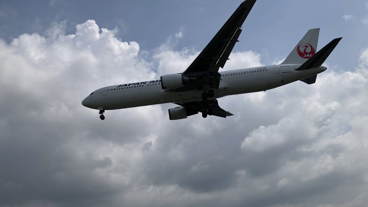 遠くに飛行機の姿が見えると一斉にみんなが同じ方向を見て着陸の様子を撮影していました。迫力満点です。