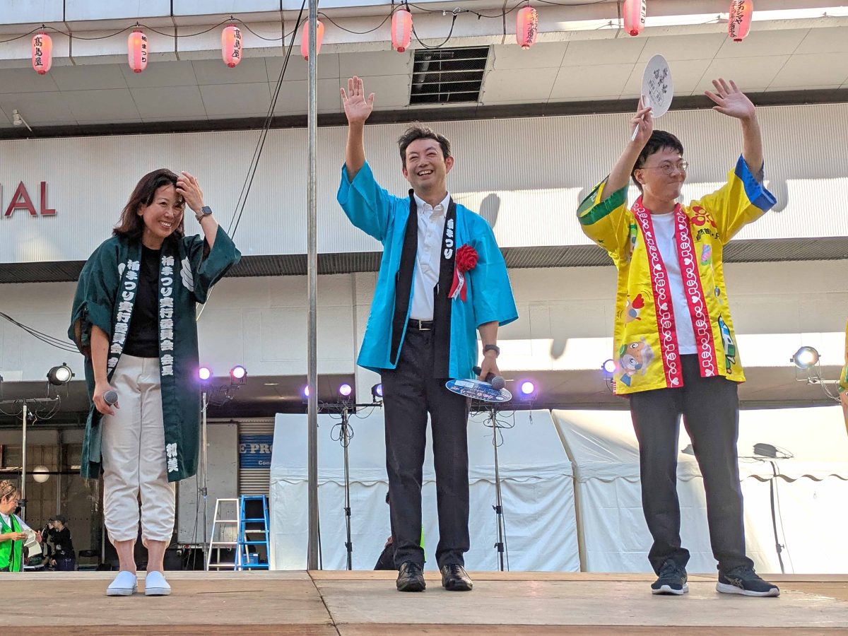 県知事の熊谷さんも来ていました。写真は西口のステージにて。柏おどりも披露。
