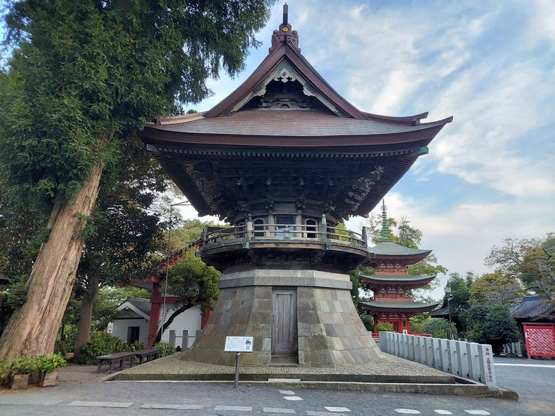 〈千葉県指定有形文化財③鐘楼〉文化15年（1818年）の建立。軒下の十二支の彫刻にも注目！