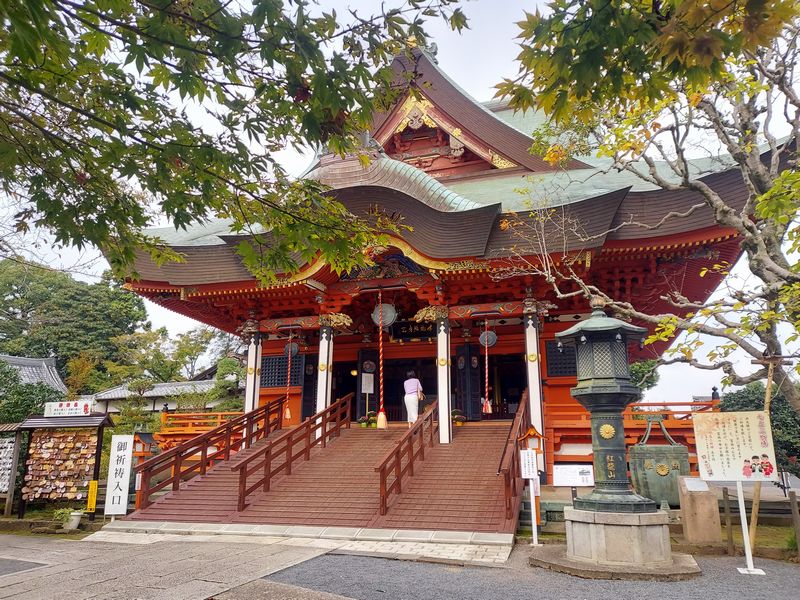 〈千葉県指定有形文化財②本堂〉享保2年（1717年）の建立。密教仏堂の形式を受け継ぎながらも、彫刻や彩色など近世的な華やかさがあります。