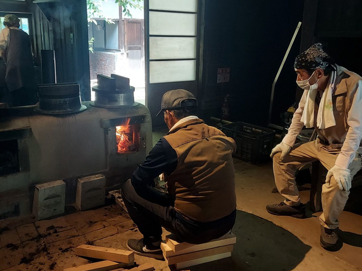 「染谷家住宅」主屋の土間にあるかまど。薪の火を見ているだけでも、癒されます。