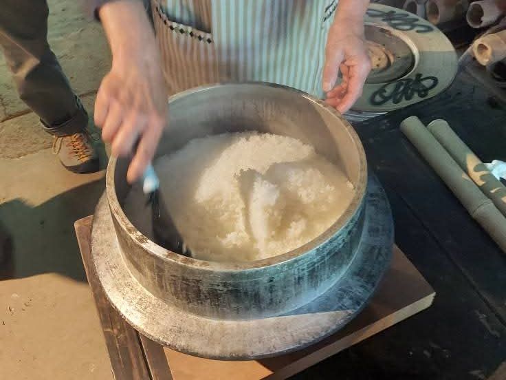 炊きたてご飯をおにぎりにして、召し上がっていただきます。
