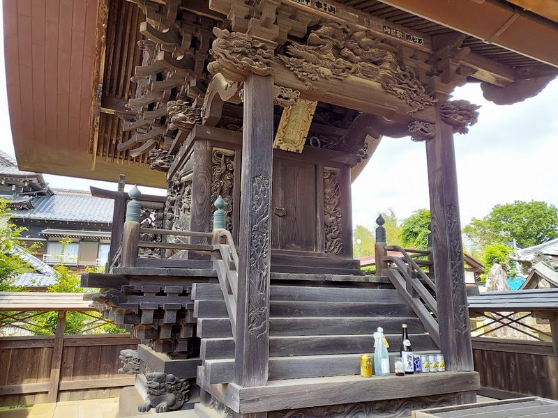 将門神社は、平将門を祭神とする珍しい神社です。見どころは、社殿の背面に描かれた、将門ゆかりの「放れ駒（はなれごま）」の彫刻。