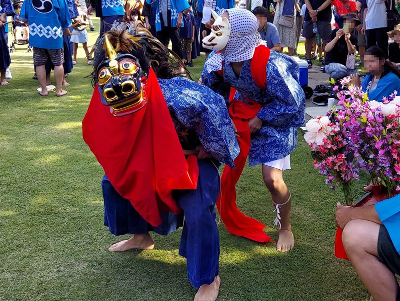 女獅子の特徴は小さな1本の角と赤い布。序盤では白狐も登場し、女獅子を追いかけ、からかいます。
