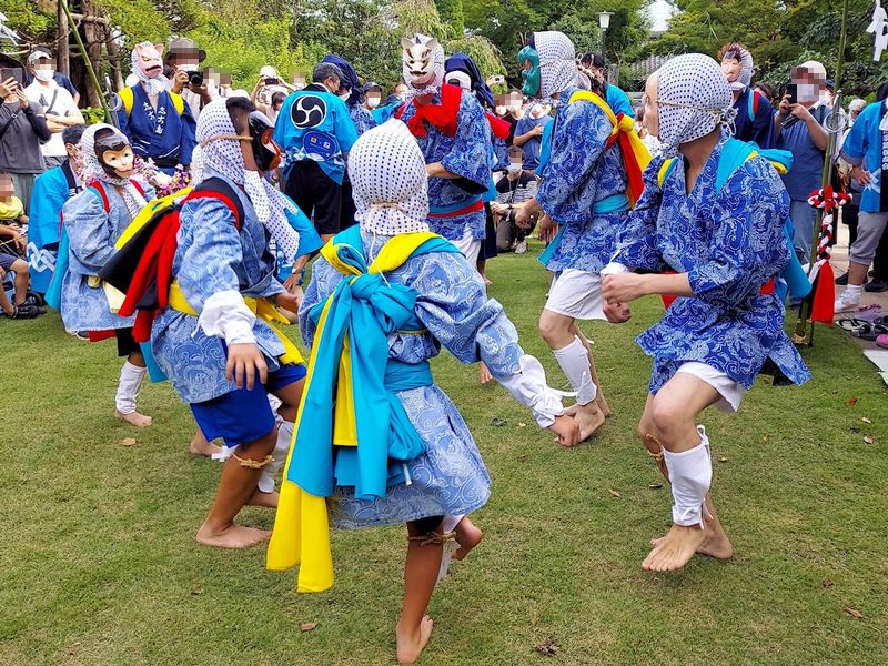 面をつけた演者が左右に首を振りながら、リズミカルに踊ります。