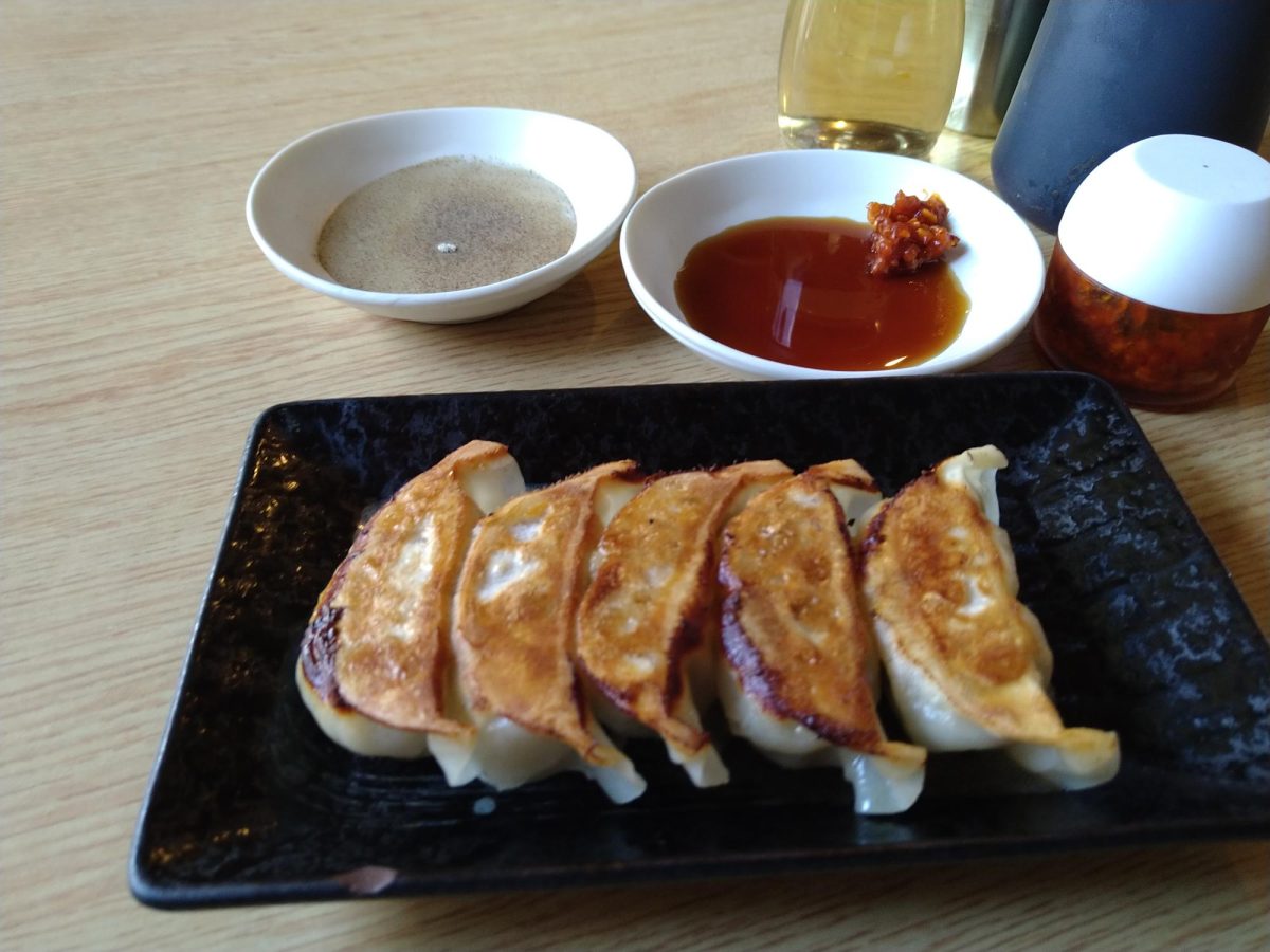 珠玉の黒餃子。ガツンと効いたニンニクが美味い。
