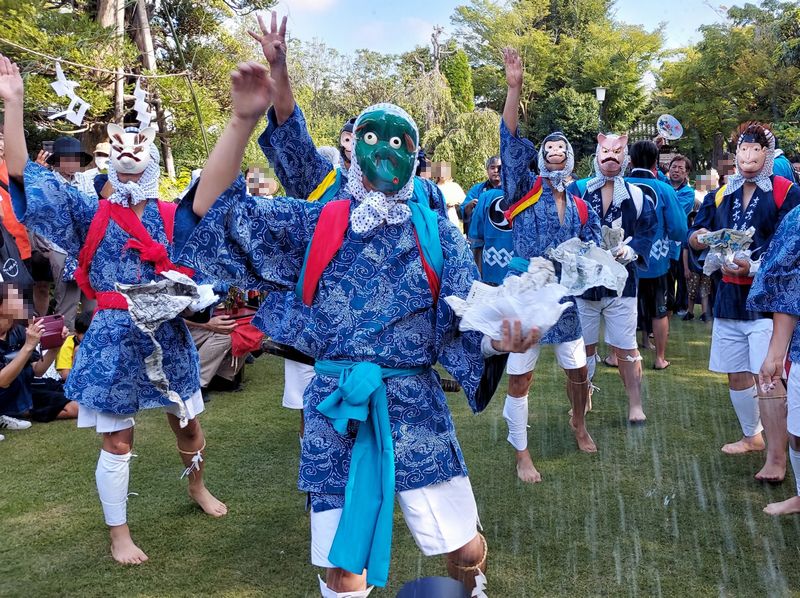 写真で雨のように流れて見えるのは塩！ この塩をたっぷりかけてもらうのも楽しみのひとつ。