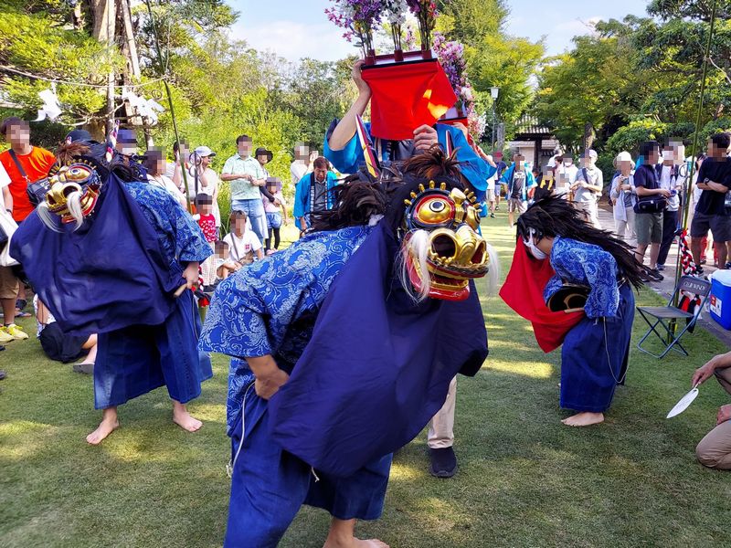 三匹の獅子たちが、そろった動きで踊る姿は圧巻です。