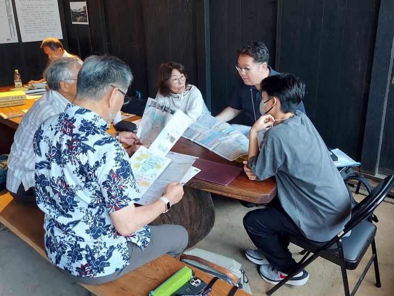 ワークショップのようす。受講生の皆さん、資料を見ながら熱心に話し合いをしています。
