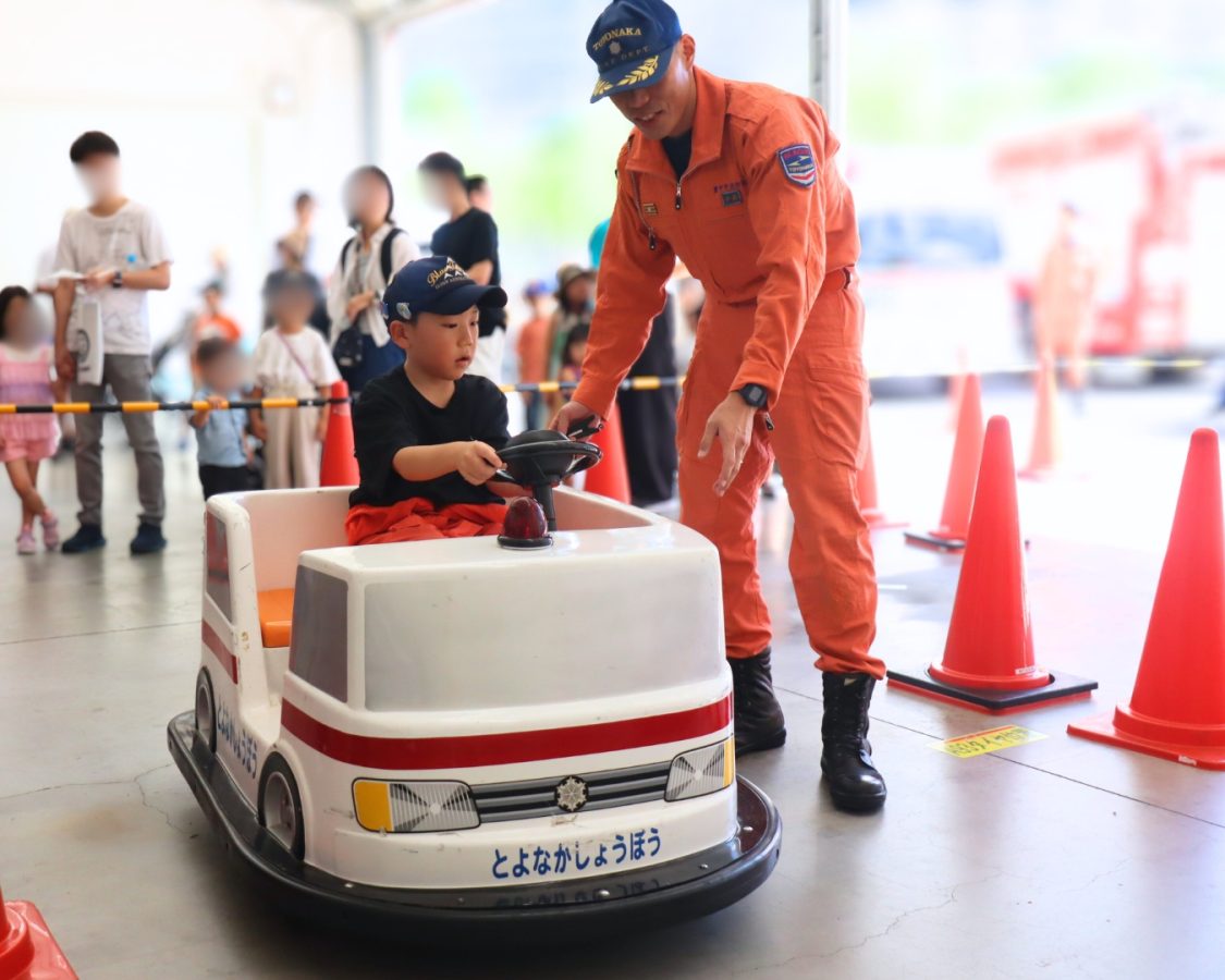 「助けに行くぞ！」ミニ救急車に乗り込んで、ただいま出動！