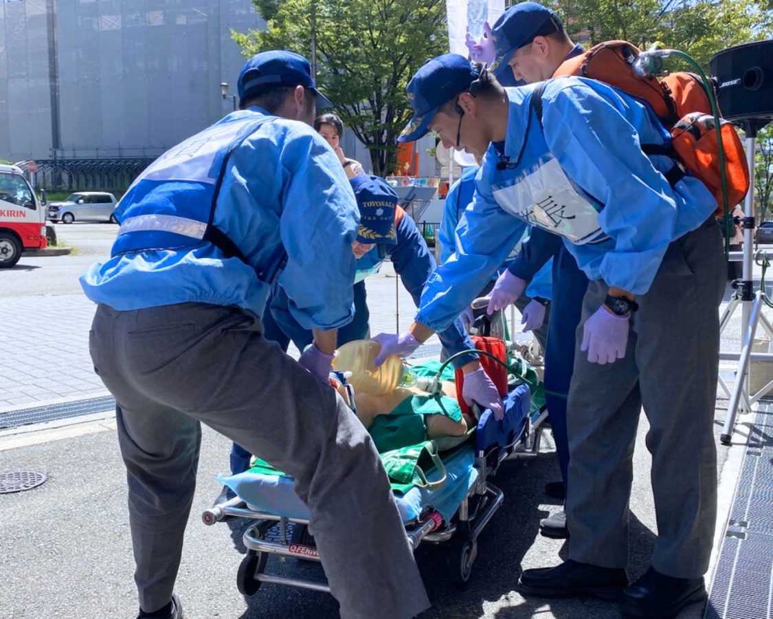 ストレッチャーで救急車へ！本物さながらの搬送に、みんな息をのみました