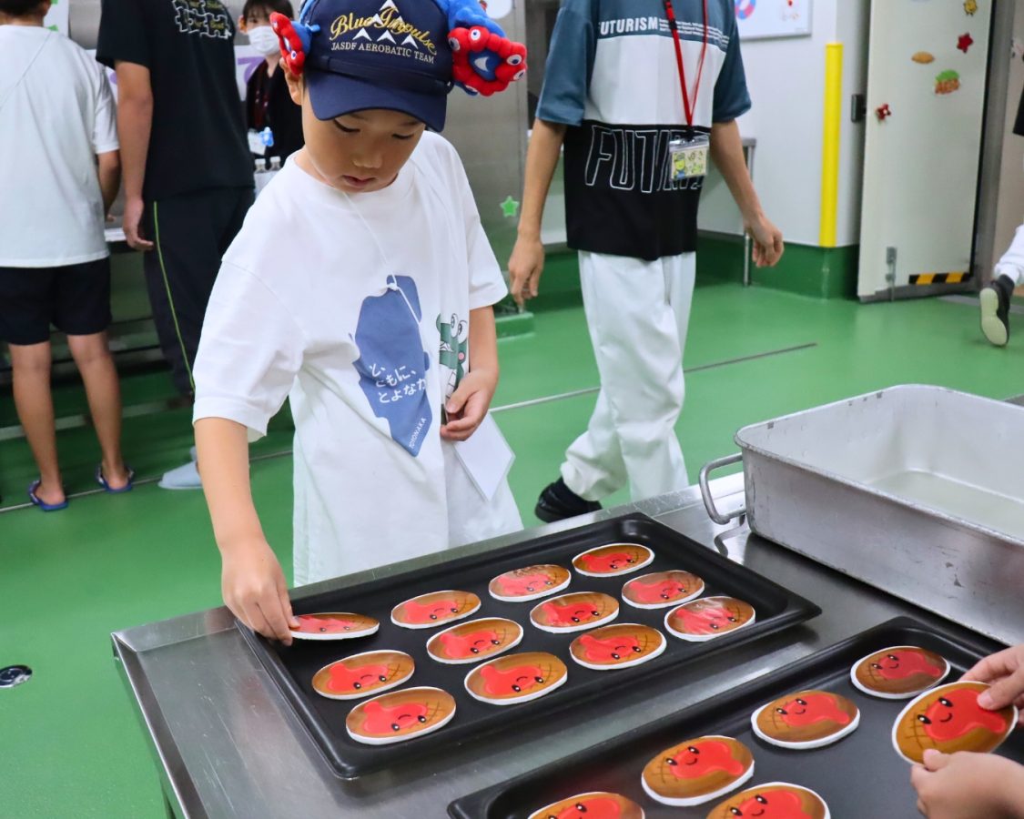 ハンバーグ並べ体験！たくさんのハンバーグを一つずつ丁寧に