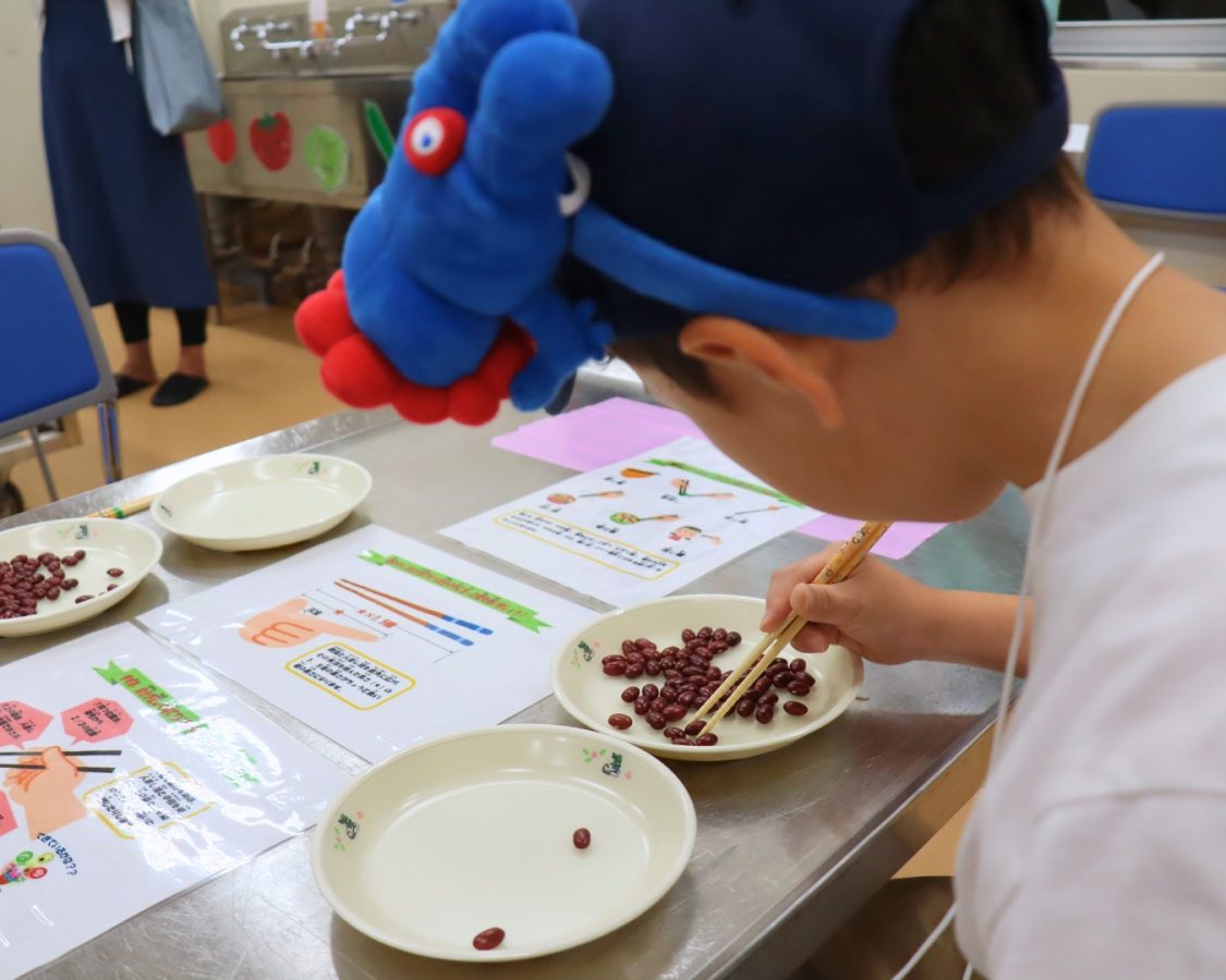 豆移しチャレンジ！思ったよりむずかしい…