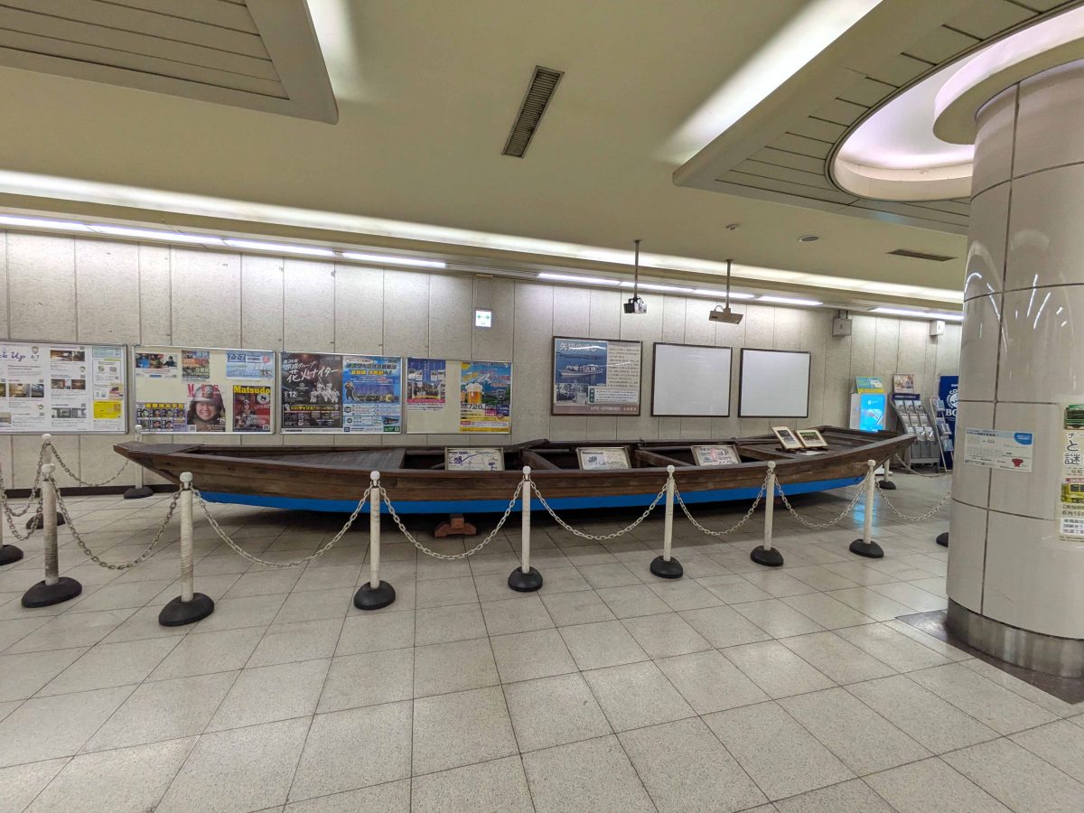 こちらが矢切駅構内（改札外）に展示されている矢切の渡し船。写真右の柱に謎解きの謎が設置。