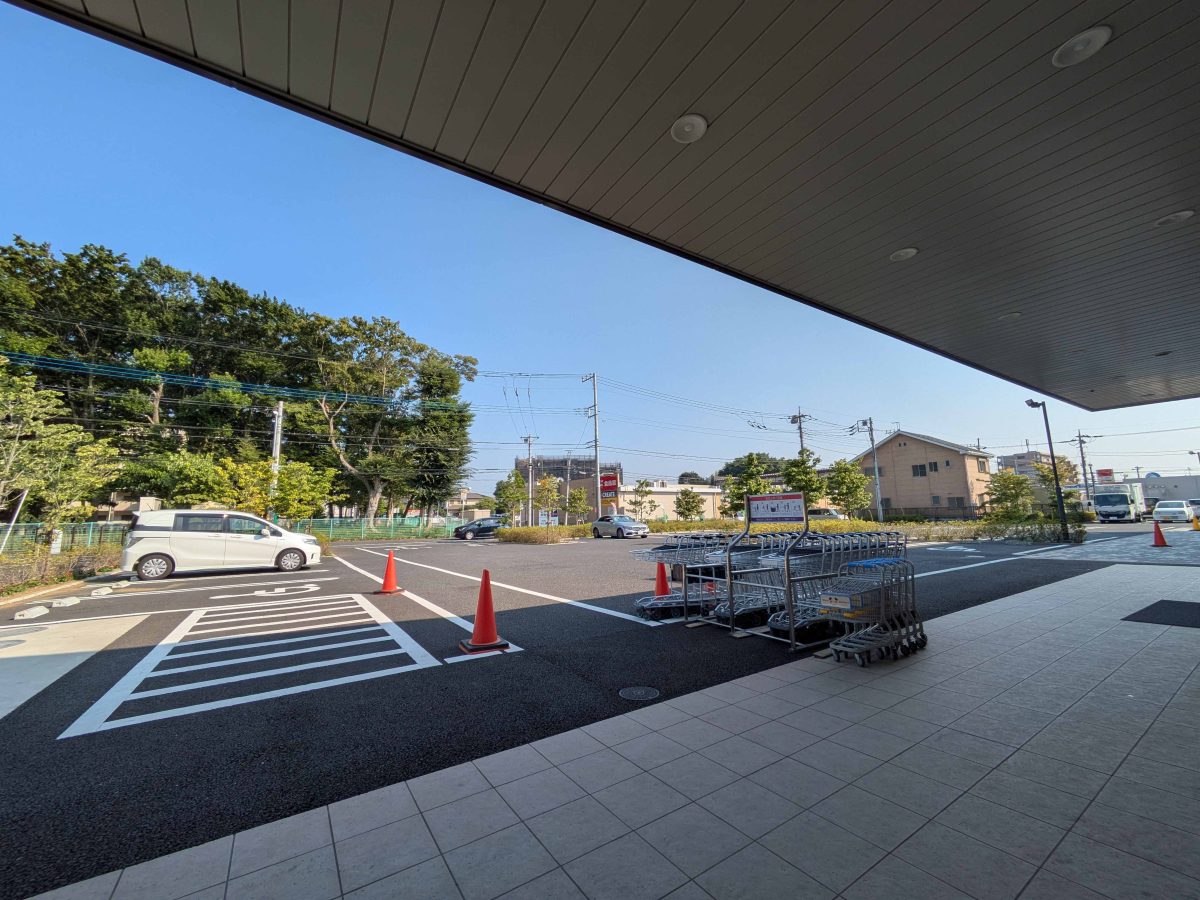 「全国の産地を応援するかんきつトリオ」なるオレンジジュースを購入し、店舗前のベンチで一休み。濃厚でおいしかったです。