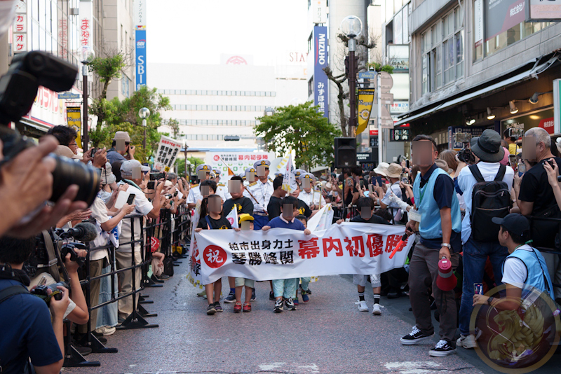 沿道や建物からも多くの歓声