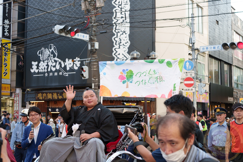 沿道や建物からも多くの歓声