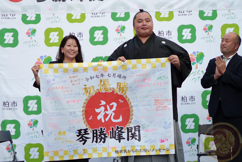 沿道や建物からも多くの歓声