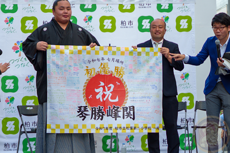 沿道や建物からも多くの歓声