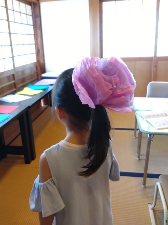 お花紙で素敵な髪飾りを作っている子もいましたよ