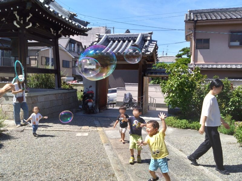 頭より大きいシャボン玉にびっくり！これはパチンしなきゃ！