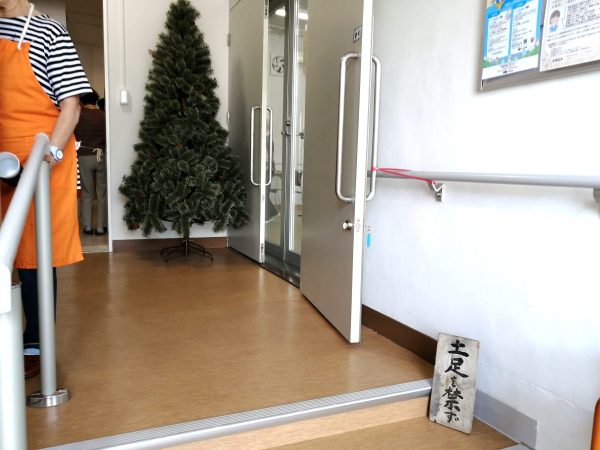 会場入口の「土足を禁ず」札。この達筆と年季、よくないですか？