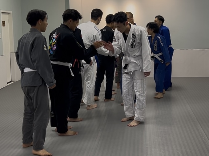 そして　最後も　slap and fist bumpで　ご挨拶！ 大したことはしてないのに　充実感が　すごい！ ストレス発散だ！