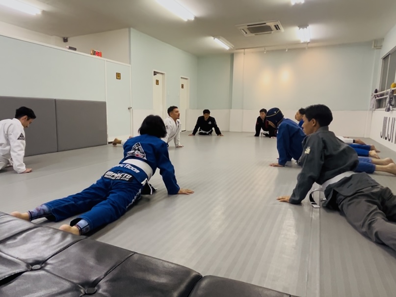 私も　胴着を借りて　準備運動から　スタートです