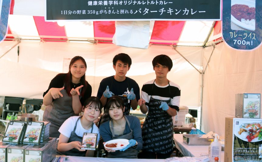 写真は昨年度の様子。昨年はオリジナルカレーを販売しました