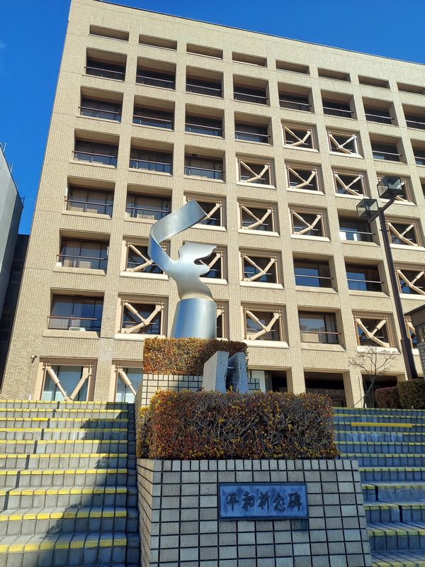 柏市役所玄関前に飾られたオブジェ。これも喜屋武貞男氏監修の平和記念碑。深～い意味があるんですよ！