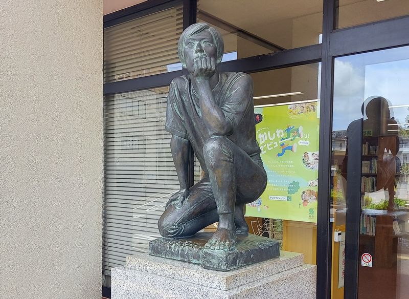 柏図書館前にある神野義衛氏の彫刻《青春の譜》。神野氏の彫刻はラコルタ柏でも見られます。その共通した特徴とは？