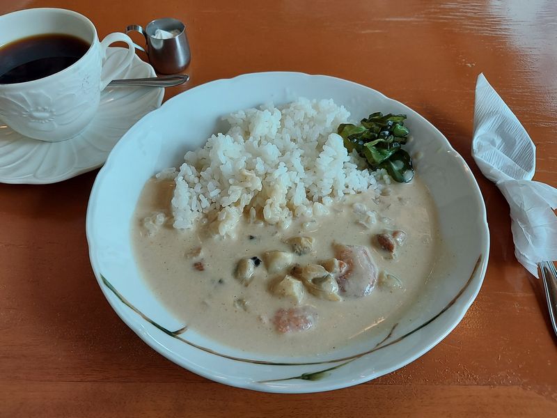 筆者のおススメは「白いシーフードカリー」。まろやかなコクのあるカレーがコーヒーと絶妙にマッチしていて、カルディーさんを訪れるたびに、注文してしまいます！