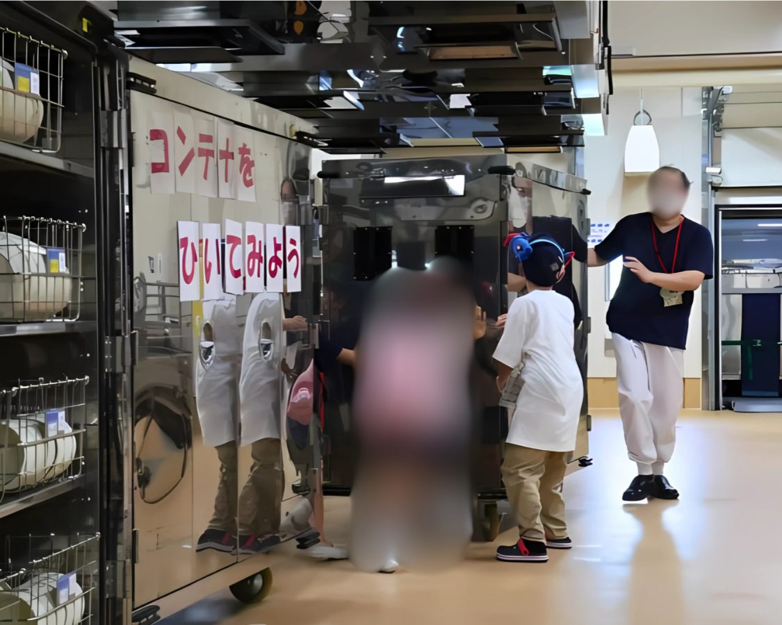 重たいコンテナを動かす体験！3人がかりでやっと動きました