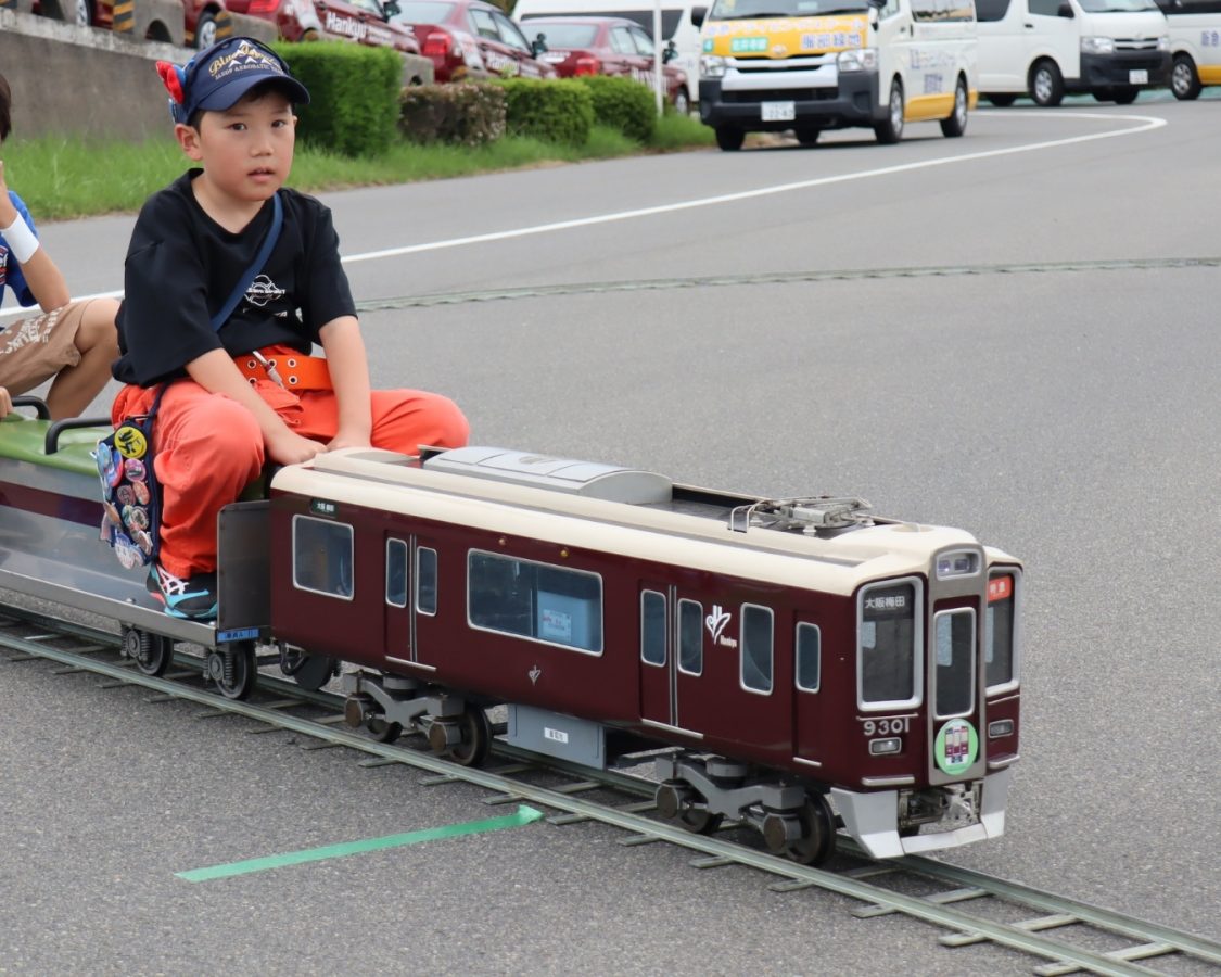 「ちっちゃいけど本物そっくり！」ミニ阪急電車に息子もワクワク