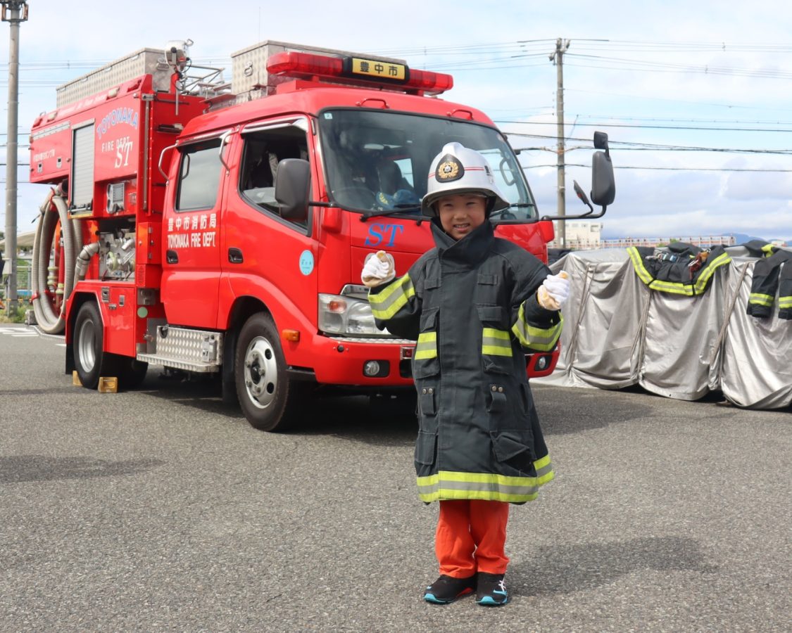 キリッと表情で消防車と記念撮影！