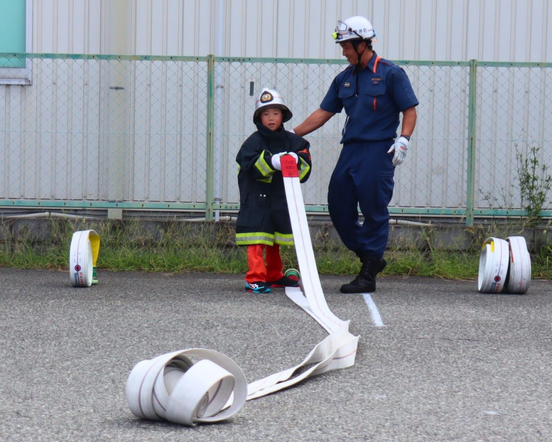 ホース操作バッチリ！消防士さんに褒めてもらえて大満足