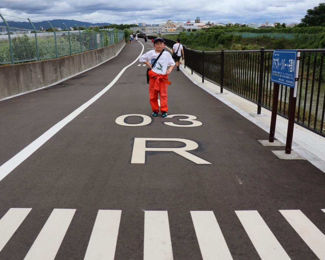 遊歩道が舗装されて車椅子でも安心！滑走路デザインの塗装でワクワク感アップ