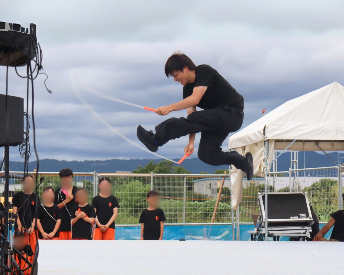 なわとび世界チャンピオン・黒野さんの軽やかな軽やかな技に思わず拍手