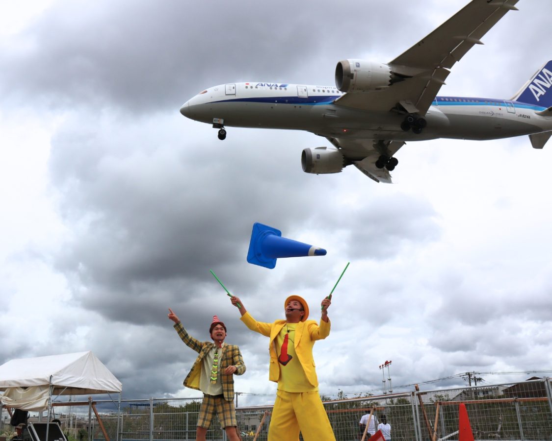 飛行機が頭上を飛ぶ中、「バタハリ」さんの笑いで会場が大盛り上がり