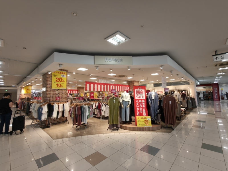 こちらがフィールズ南柏に入ると目の前に出てくるHoneys。