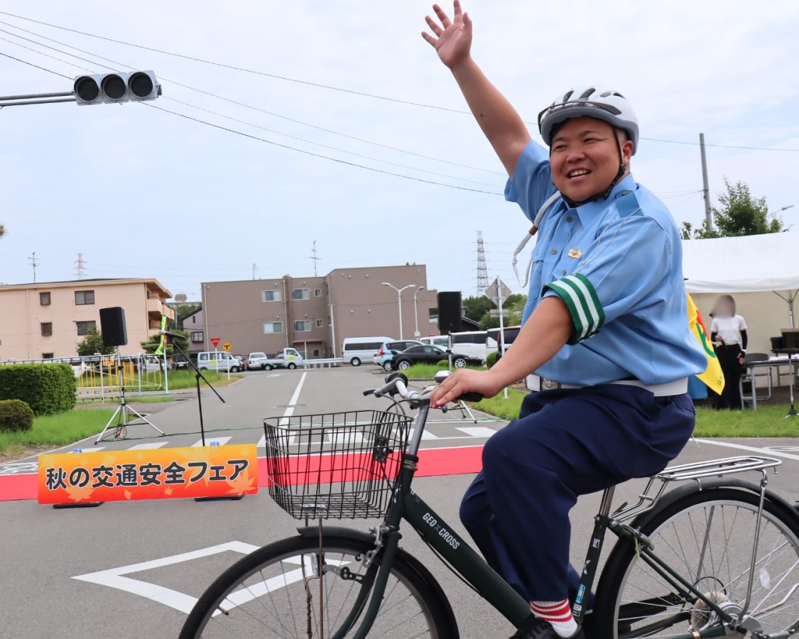 自転車で颯爽と登場！一日警察署長は豊中出身のミサイルマン西代さん