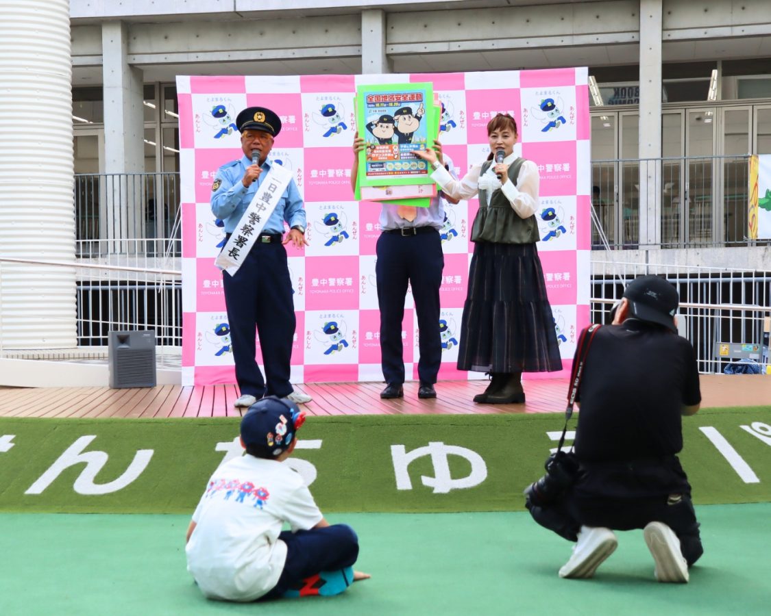特殊詐欺防止のお話をするタージンさん。軽快なトークに、息子も真剣に耳を傾けていました。
