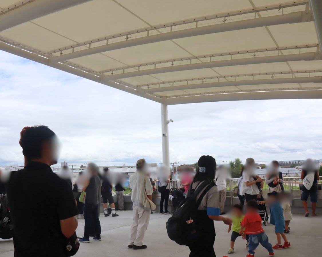 屋根付きで快適！2階展望広場から飛行機を真横で大迫力観覧