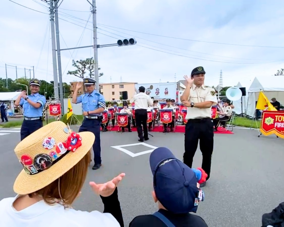 ジャンボリーミッキーで息子もノリノリ！警察×消防の夢のコラボダンス