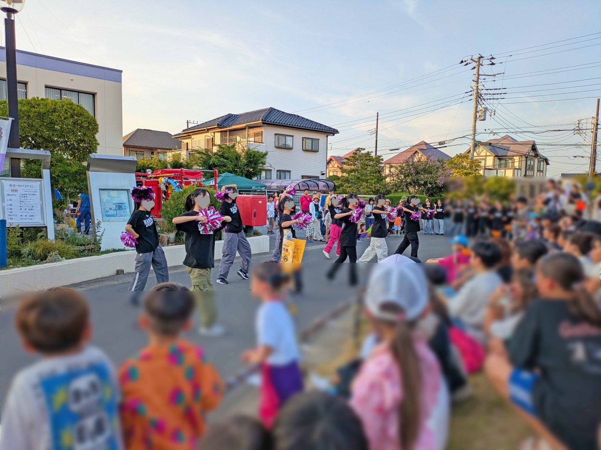 逆井・藤心夏まつりの時のパフォーマンス。道路向い(写真の左側)が柏市藤心、道路手前(写真の右側)が柏市逆井藤ノ台。