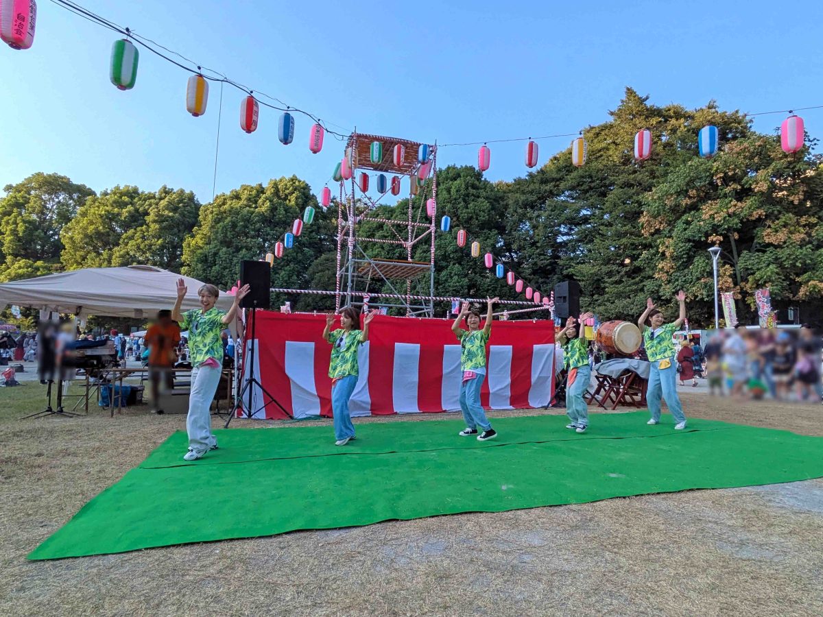 盆踊り開始前のプログラムにHOT Danceがありました。一緒にどうぞ、ということで踊っている一般の方が結構いたので、私も一緒に踊りました。これはこれで結構楽しいです。