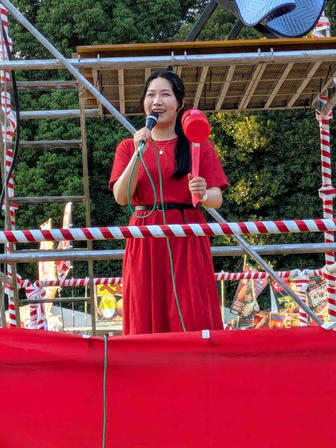シンガーソングライターの町あかりさん。ピコピコハンマーを持っているのがユニークです。