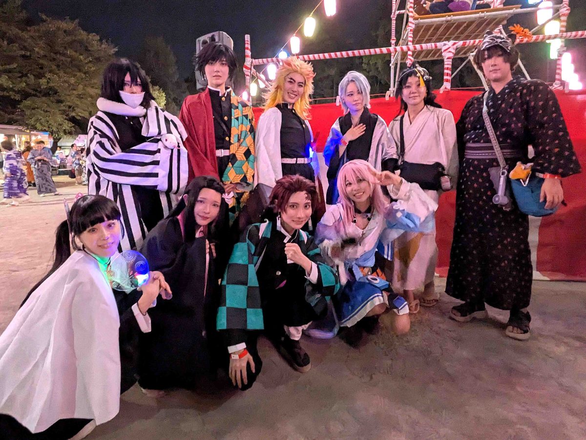盆踊りの時に2曲程、レイヤーさんが櫓の上で踊る演出がありました。こちらが登壇したレイヤーの皆さん。