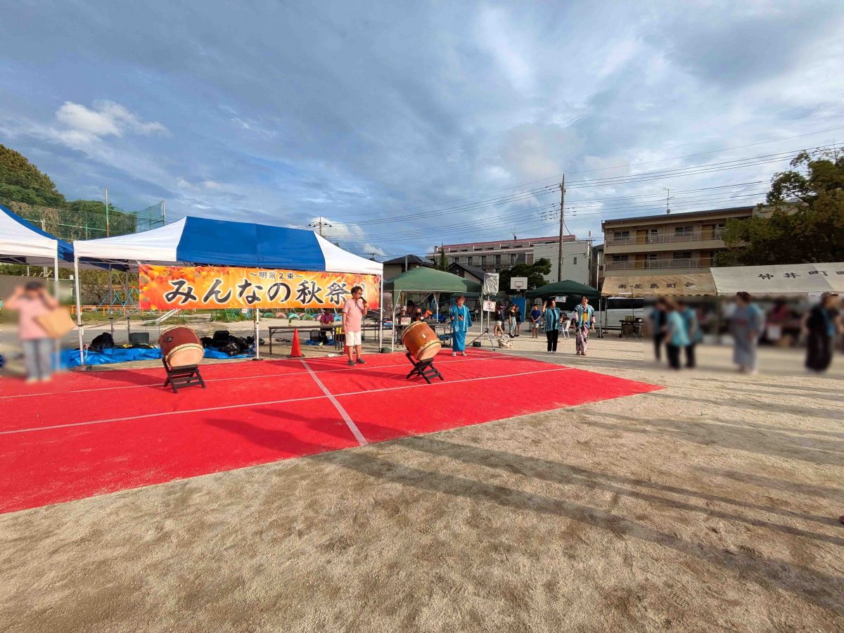 太鼓が置かれ、盆踊りの準備。櫓はなし。