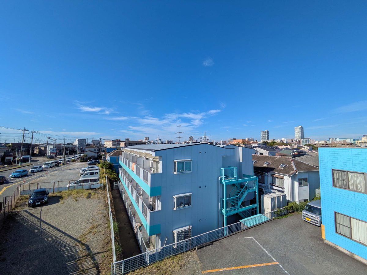 国道16号線を跨ぐ歩道橋から桜台方面を見たところ。左側に桜台交差点の信号待ちをしている車列が見えます。